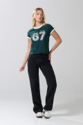 Camiseta verde college con contrastes blancos y manga corta