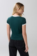Camiseta verde college con contrastes blancos y manga corta