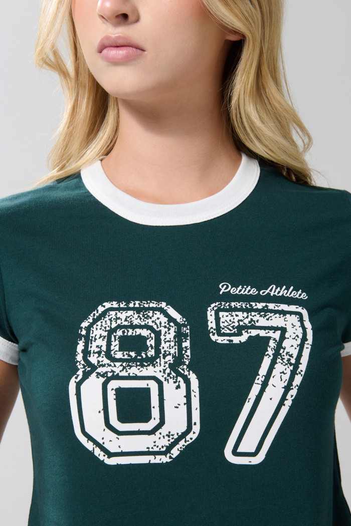 Camiseta verde college con contrastes blancos y manga corta