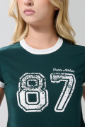 Camiseta verde college con contrastes blancos y manga corta