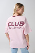 Camiseta oversize cuello V rosada con artes college