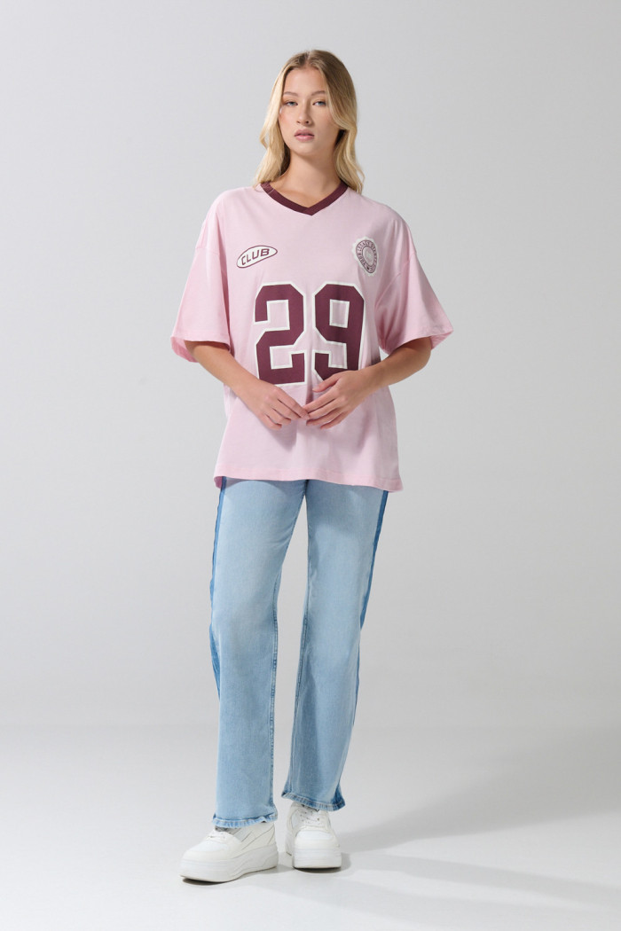 Camiseta oversize cuello V rosada con artes college