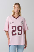Camiseta oversize cuello V rosada con artes college