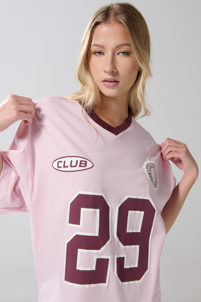 Camiseta oversize cuello V rosada con artes college