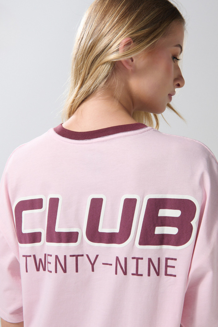 Camiseta oversize cuello V rosada con artes college