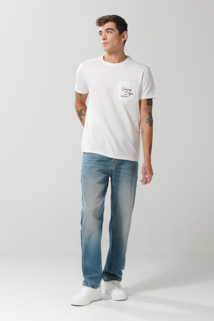 Camiseta unicolor con manga corta, texto y bolsillo