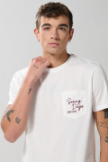 Camiseta unicolor con manga corta, texto y bolsillo