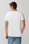 Camiseta unicolor con manga corta, texto y bolsillo