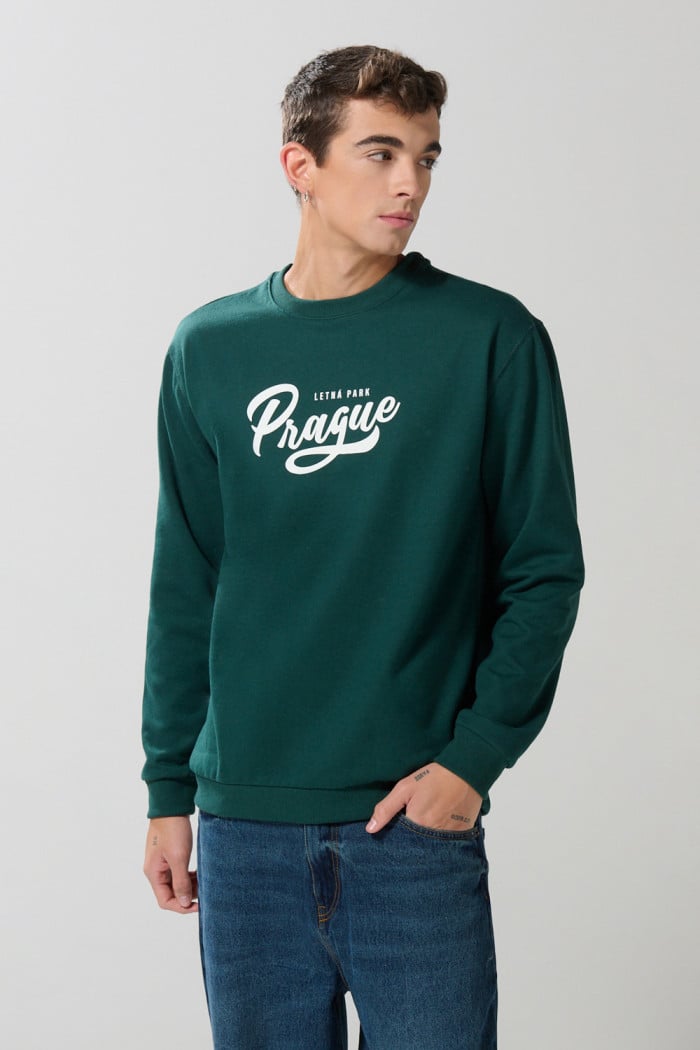 Buzo verde oscuro college con cuello redondo