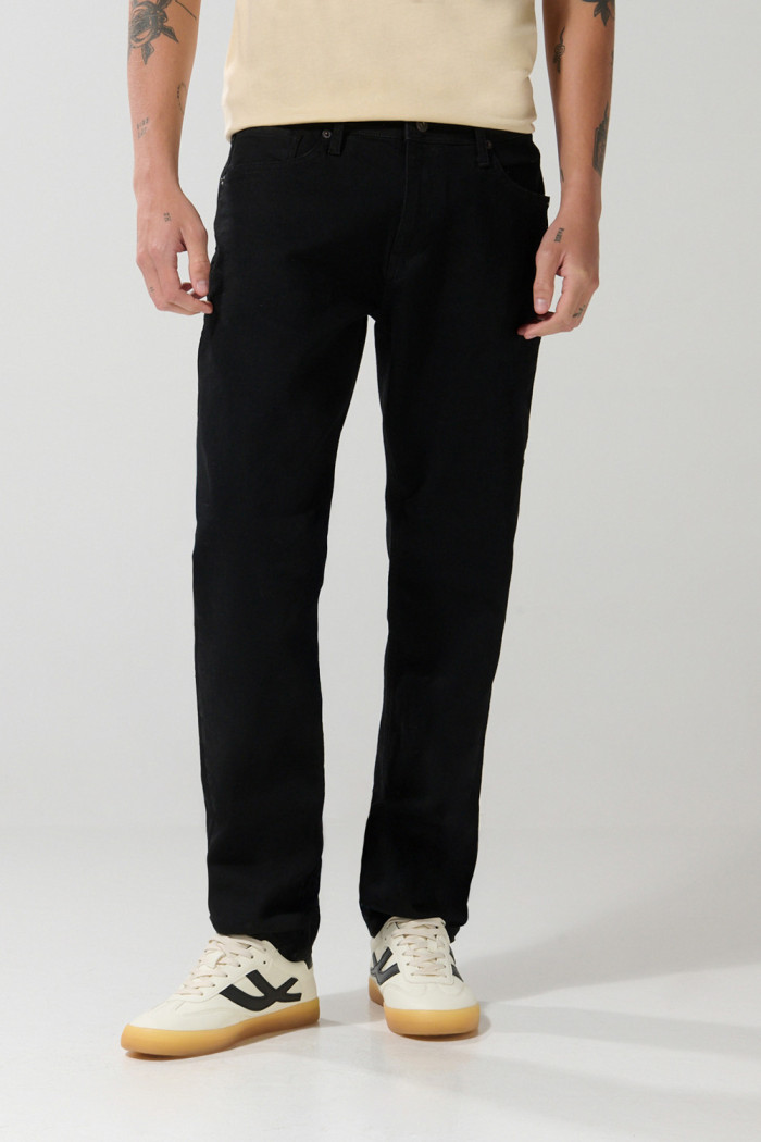 Jean slim negro con tiro bajo, fit ceñido y bolsillos
