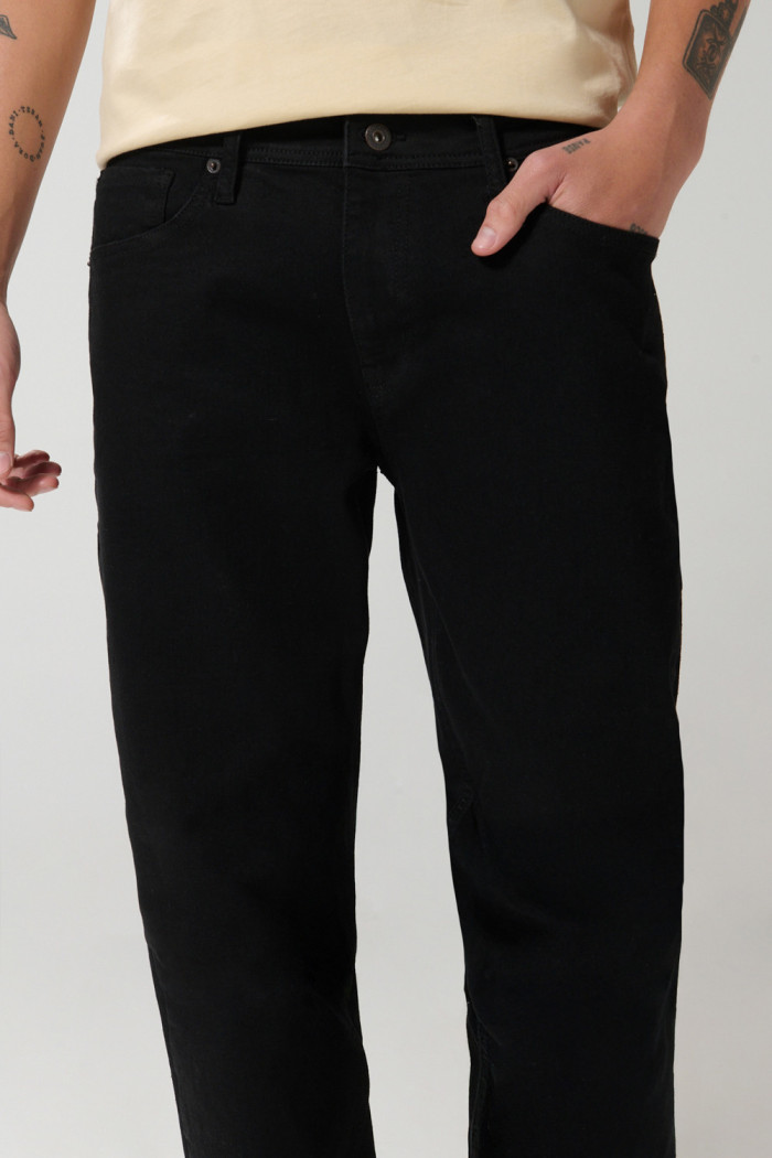 Jean slim negro con tiro bajo, fit ceñido y bolsillos
