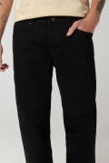 Jean slim negro con tiro bajo, fit ceñido y bolsillos
