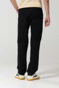 Jean slim negro con tiro bajo, fit ceñido y bolsillos

