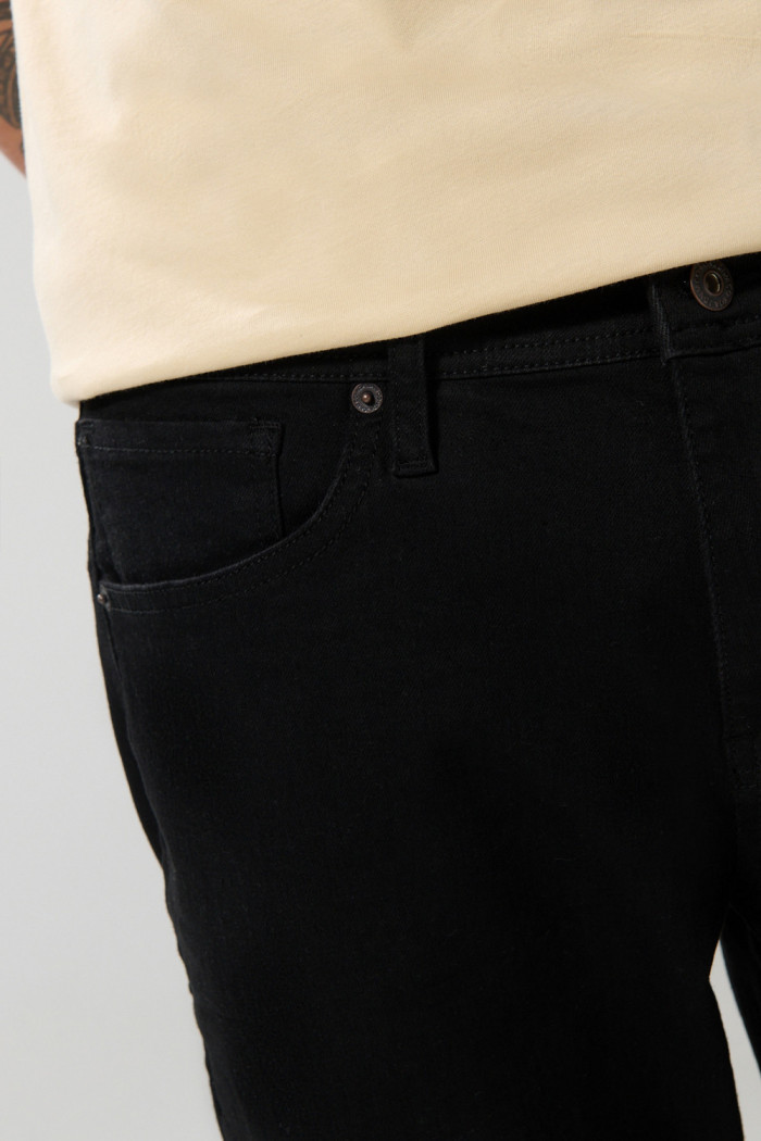 Jean slim negro con tiro bajo, fit ceñido y bolsillos
