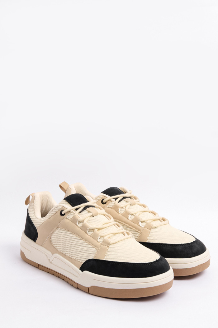 Tenis casuales kakis con detalles en malla y suela plana