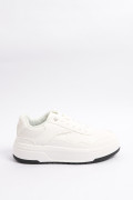 Tenis casuales blancos con texturas y suelas planas