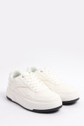 Tenis casuales blancos con texturas y suelas planas