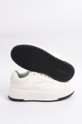 Tenis casuales blancos con texturas y suelas planas