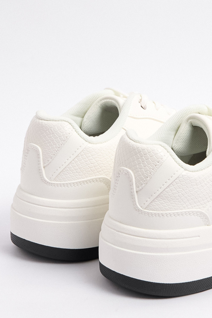 Tenis casuales blancos con texturas y suelas planas