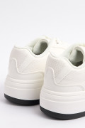 Tenis casuales blancos con texturas y suelas planas