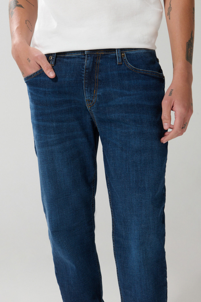 Jean tiro bajo azul slim con costuras en contraste
