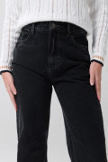 Jean 90´S gris intenso con bota recta, bolsillos y tiro alto