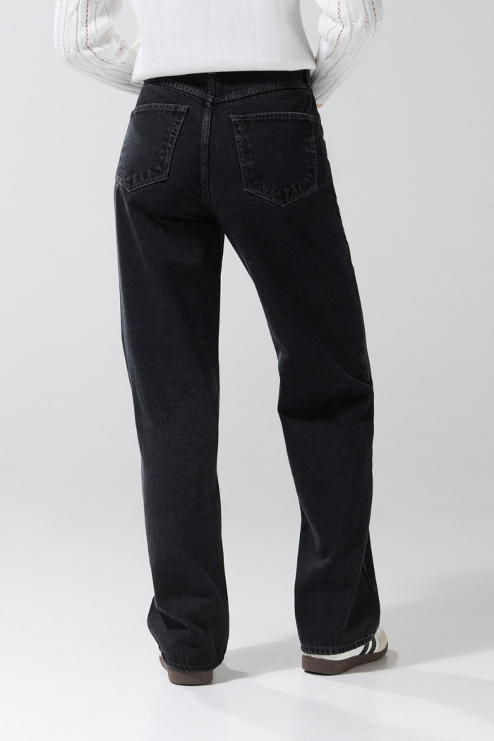 Jean 90´S gris intenso con bota recta, bolsillos y tiro alto
