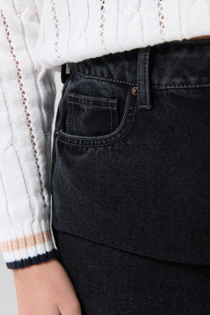 Jean 90´S gris intenso con bota recta, bolsillos y tiro alto