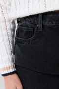 Jean 90´S gris intenso con bota recta, bolsillos y tiro alto