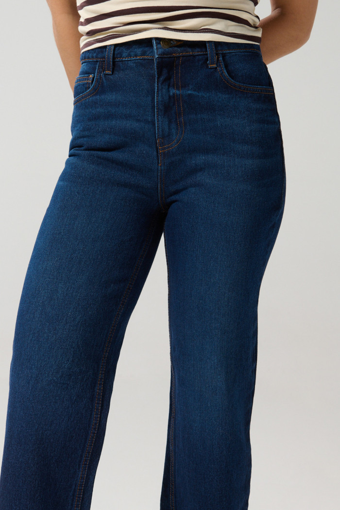 Jean azul oscuro 90´S con tiro alto, bota recta y cremallera