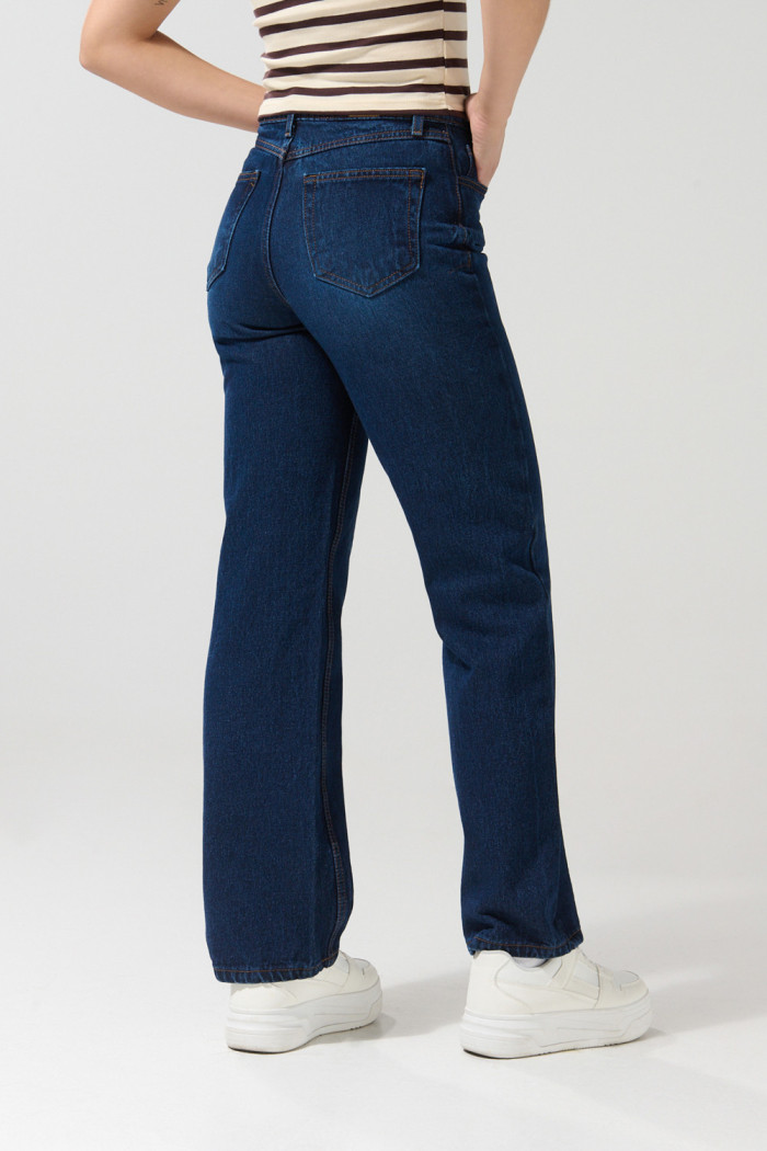 Jean azul oscuro 90´S con tiro alto, bota recta y cremallera