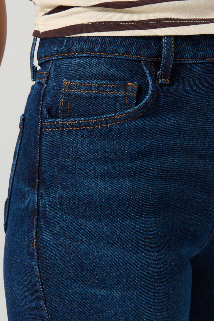Jean azul oscuro 90´S con tiro alto, bota recta y cremallera