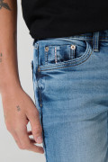 Jean skinny ajustado azul medio con desgastes y tiro bajo