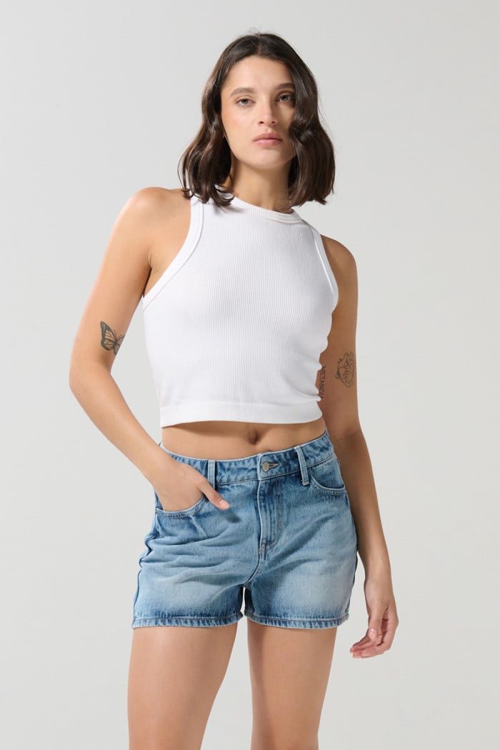 Short azul claro en jean con tiro alto y ligeros desgastes