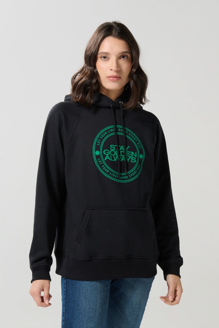 Buzo capota manga ranglan con bolsillo canguro para mujer, unicolor, con estampado en frente.