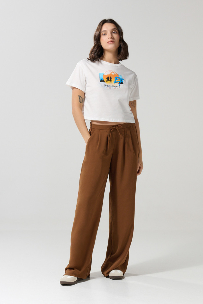 Camiseta crema clara crop top con diseño de E.T.