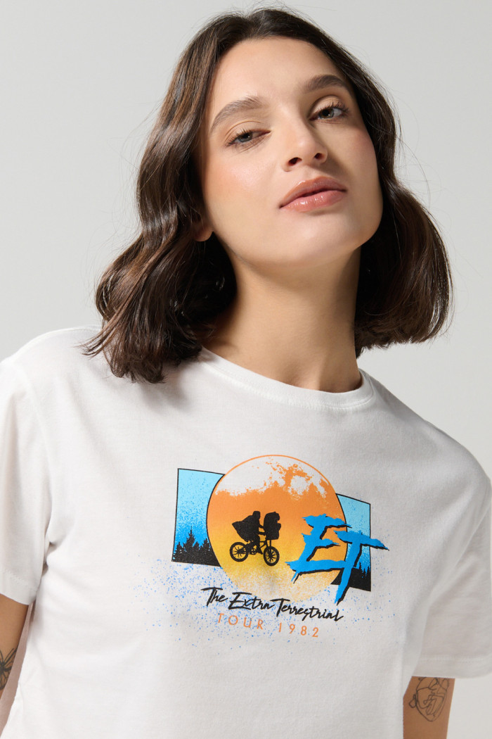 Camiseta crema clara crop top con diseño de E.T.