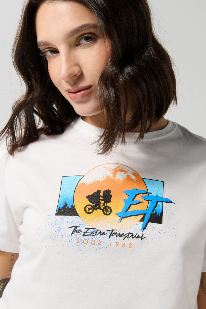 Camiseta crema clara crop top con diseño de E.T.