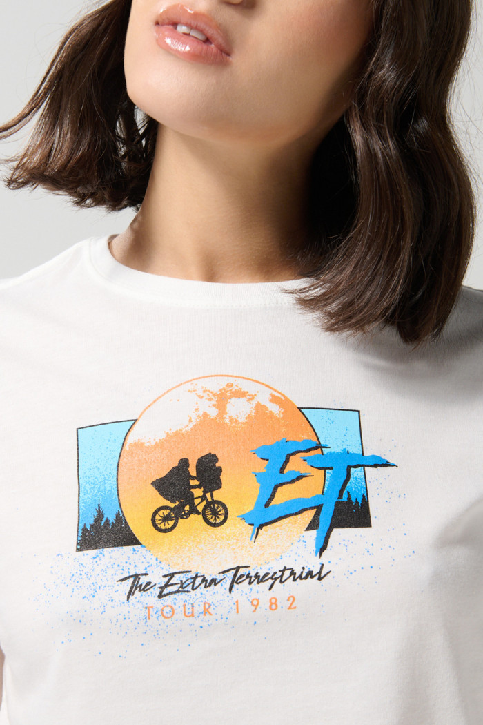 Camiseta crema clara crop top con diseño de E.T.