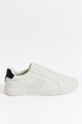 Tenis blancos casuales con contraste negro y perforaciones