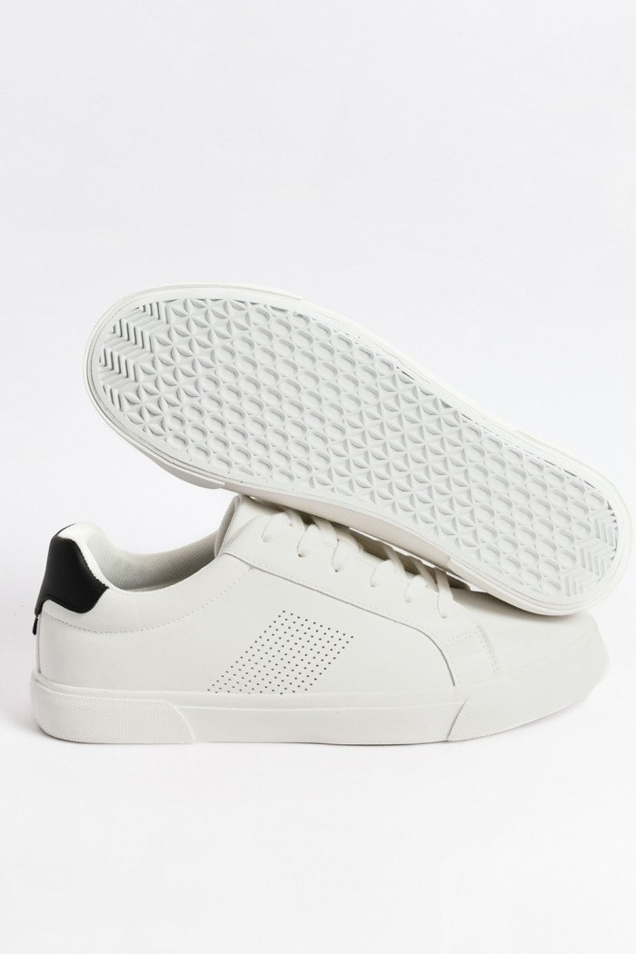Tenis blancos casuales con contraste negro y perforaciones