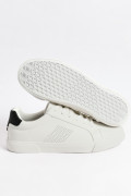 Tenis blancos casuales con contraste negro y perforaciones