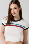 Camiseta crema con arte college, manga corta y contrastes