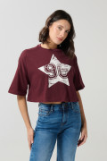 Camiseta roja intensa crop top oversize con arte college