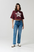 Camiseta roja intensa crop top oversize con arte college