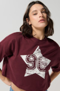 Camiseta roja intensa crop top oversize con arte college