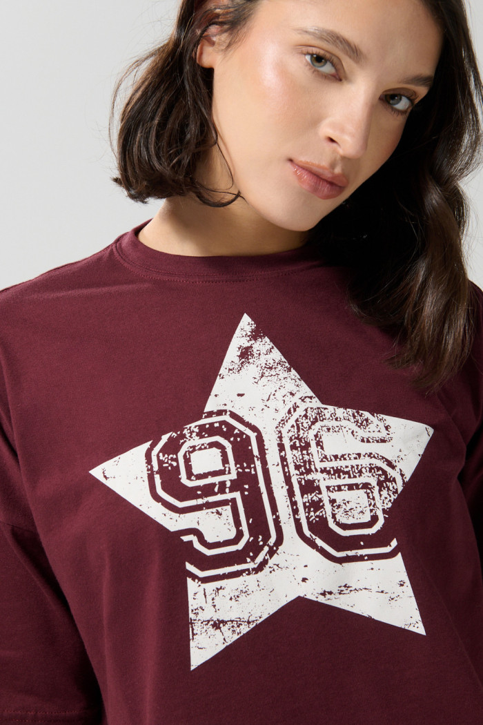 Camiseta roja intensa crop top oversize con arte college
