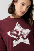 Camiseta roja intensa crop top oversize con arte college