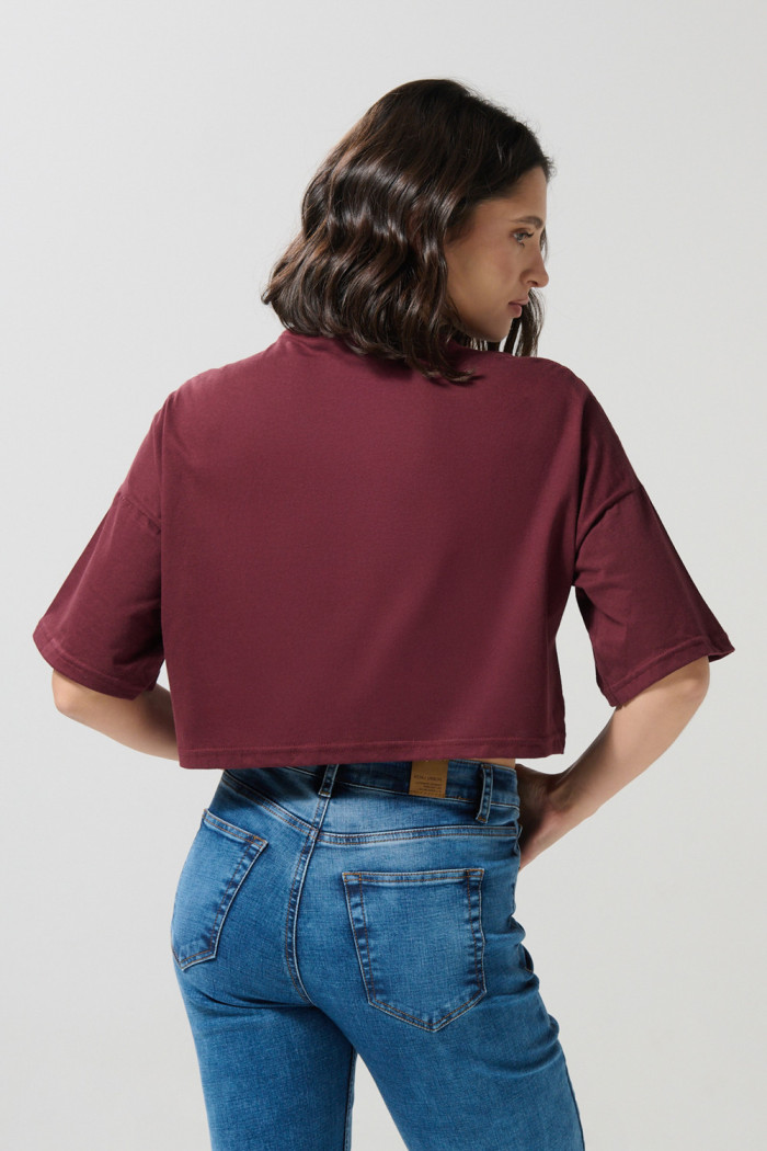Camiseta roja intensa crop top oversize con arte college