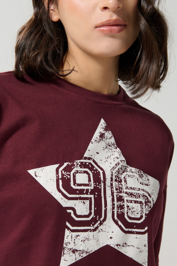 Camiseta roja intensa crop top oversize con arte college